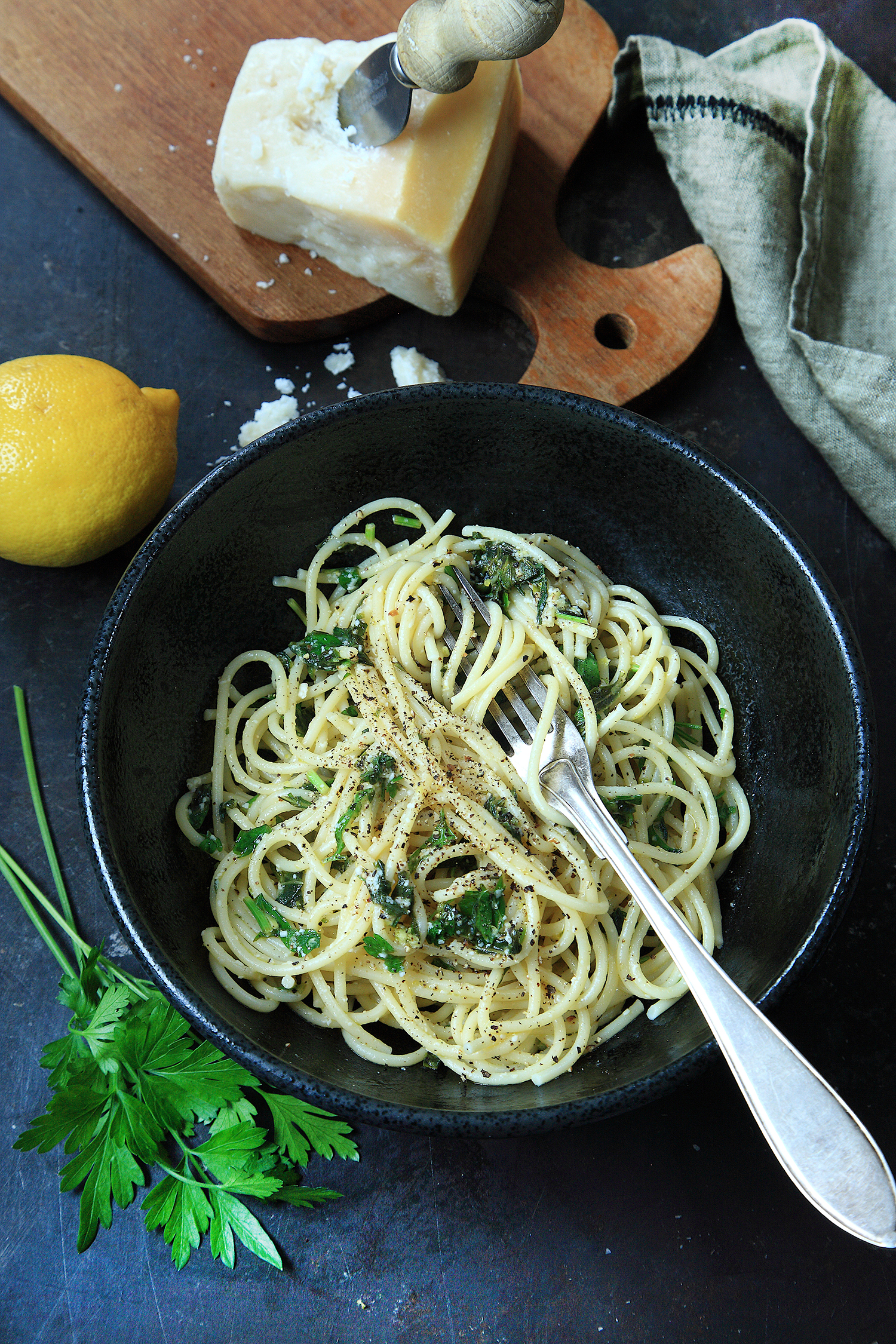 Spaghetti med citron och basilika